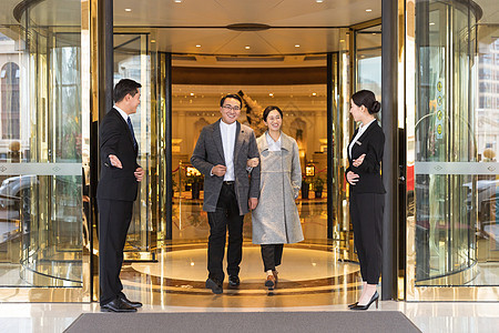 背影無(wú)聲，服務(wù)有韻 酒店門(mén)童與餐飲管理的協(xié)同藝術(shù)